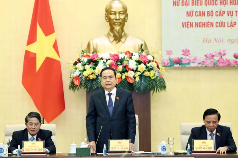 Le président de l'AN Tran Thanh Man à la rencontre des femmes députés. Photo : VNA.