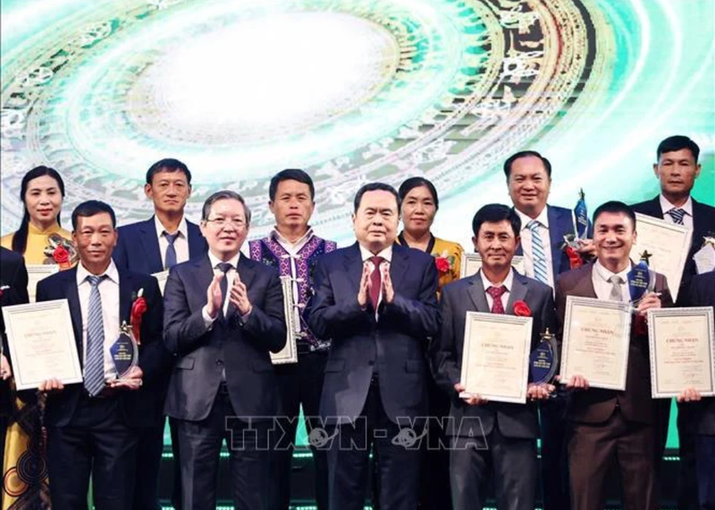 Le président de l’Assemblée nationale du Vietnam, Trân Thanh Mân (au centre, premier rang) lors de l’événement, à Hanoi, le 14 octobre. Photo : VNA.