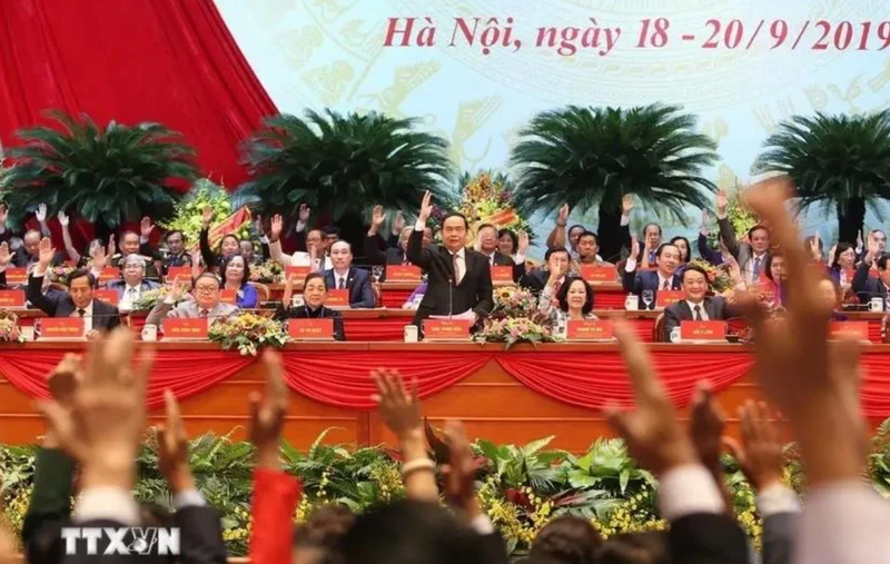 Les délégués votent pour approuver la liste des 374 membres du Comité central du Front de la Patrie du Vietnam, mandat 2019-2024, à Hanoi, en septembre 2019. Photo : VNA.