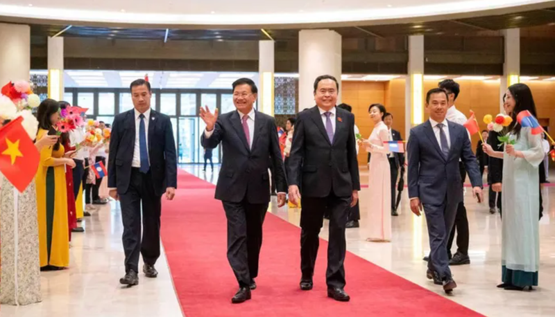 Le président de l'Assemblée nationale, Tran Thanh Man, accueille le secrétaire général et président du Laos, Thongloun Sisoulith, à l'occasion de la visite officielle au Vietnam en septembre 2024. Photo: quochoi.vn