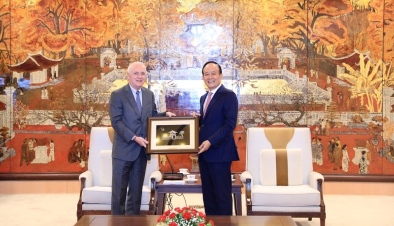 Nguyen Ngoc Tuan (à droite), président du Conseil populaire et secrétait adjoint du Comité du Parti de Hanoï, offre un cadeau à l'ambassadeur d'Argentine au Vietnam, Marcos Antonio Bednarski. Photo : thoidai