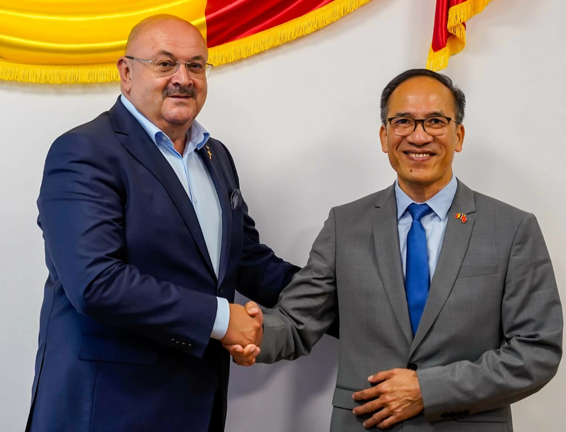 L'ambassadeur vietnamien en Roumanie Do Duc Thành (à droite) et le président du Conseil d’Arges , Ion Minzina. Photo : baoquocte