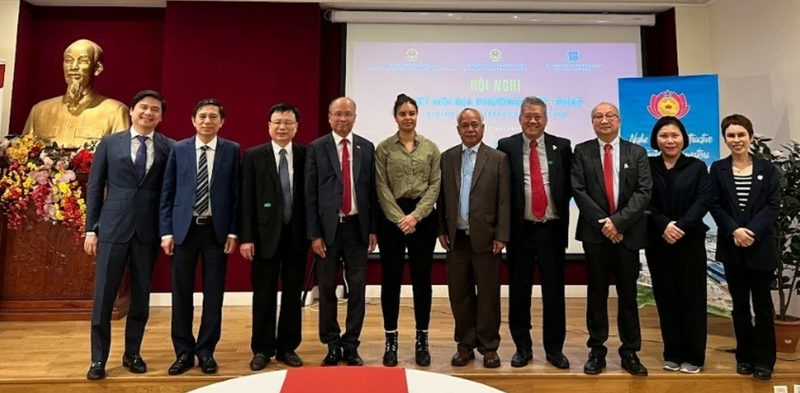 L'ambassadeur du Vietnam en France Dinh Toan Thang (4e à gauche) et des représentants de localités et d'associations. Photo : Ambassade du Vietnam en France