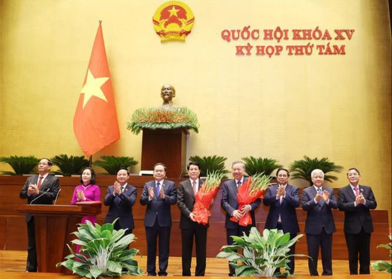 Les dirigeants offrent des fleurs pour féliciter le secrétaire général To Lam et le président Luong Cuong. Photo: VNA