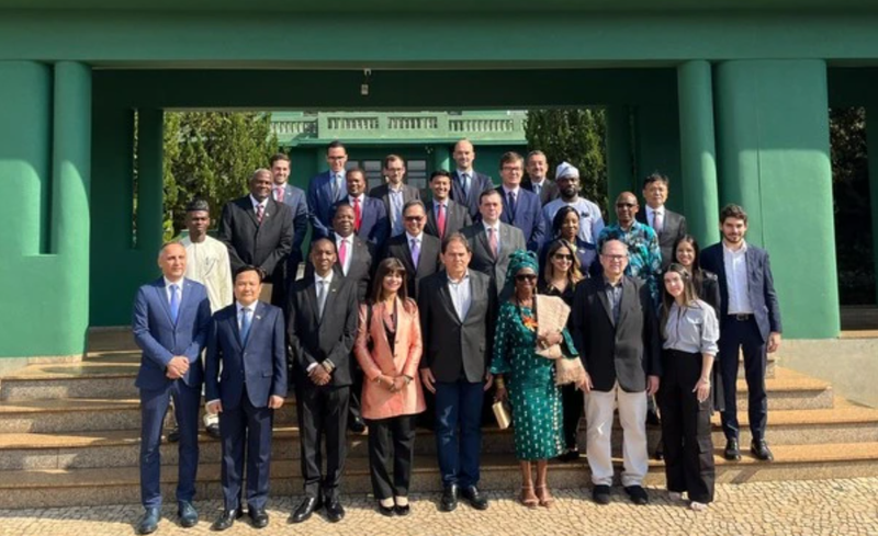 Le vice-gouverneur de l'État de Goiás, Daniel Elias Carvalho Vilela et les ambassadeurs des pays au Brésil. Photo : Ambassade du Vietnam au Brésil.