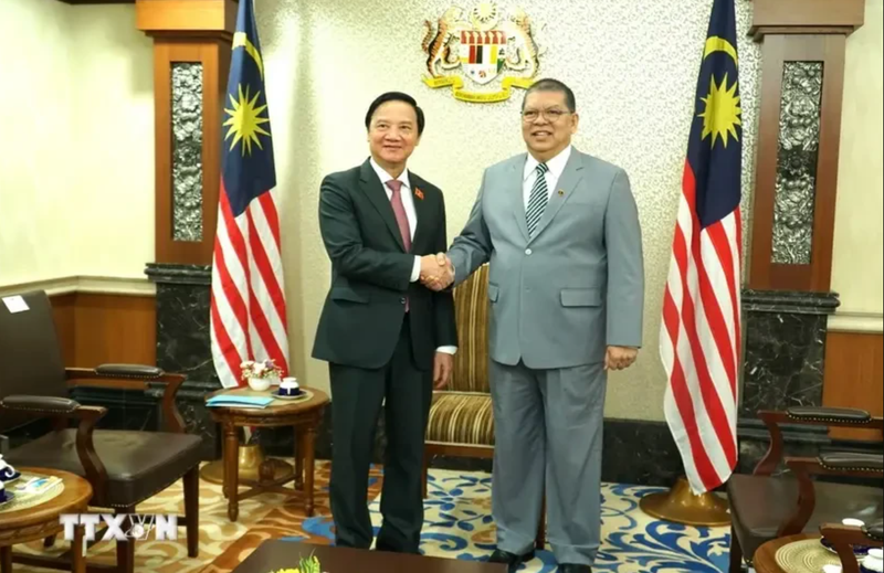 Le président de la Chambre des représentants de Malaisie Tan Sri Dato' Johari Bin Abdul et le vice-président de l'Assemblée nationale du Vietnam, Nguyên Khac Dinh (gauche). Photo : VNA.