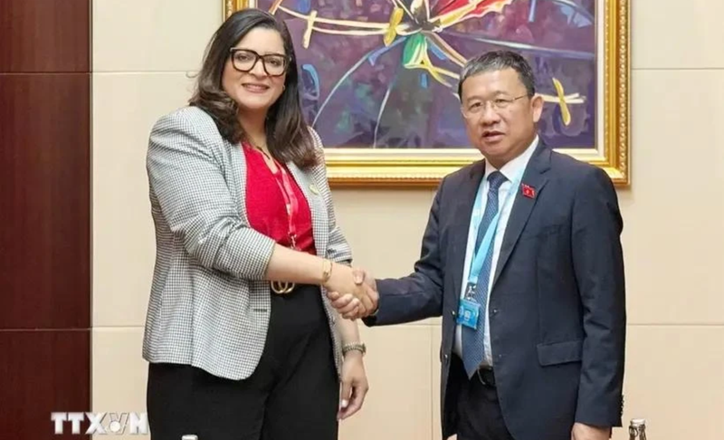 Le président de la Commission des relations extérieures de l'Assemblée nationale (AN) du Vietnam, Vu Hai Ha, et Salma Benaziz, présidente de la Commission des affaires étrangères, de la défense nationale, des affaires islamiques et des Marocains résidant à l’étranger de la Chambre des représentants du Maroc. Photo : VNA.