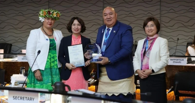 La vice-ministre vietnamienne de la Santé Nguyên Thi Liên Huong recevant un certificat et une plaque d’honneur en récompense du succès du Vietnam dans l’élimination réussie du trachome. Photo : nhandan.vn