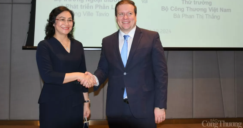 La vice-ministre vietnamienne de l’Industrie et du Commence, Phan Thi Thang (à gauche), et Ville Tavio, ministre du Commerce extérieur et du Développement de la Finlande. Photo: congthuong