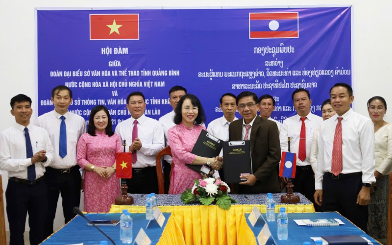 Les dirigeants des secteurs culturels des provinces de Quang Binh et Kham Muon (Laos) signent un mémorandum de coopération dans le domaine culturel. Photo: toquoc.vn