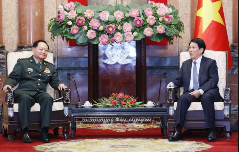 Le président Luong Cuong (droite) a reçu le 25 octobre à Hanoï le vice-président de la Commission militaire centrale de Chine, le général de corps d’armée Zhang Youxia. Photo : VNA.