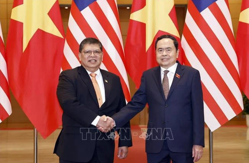 Le président de l'Assemblée nationale du Vietnam Tran Thanh Man et le président de la Chambre des représentants de Malaisie, Tan Sri Dato' Johari Bin Abdul, Photo : VNA.