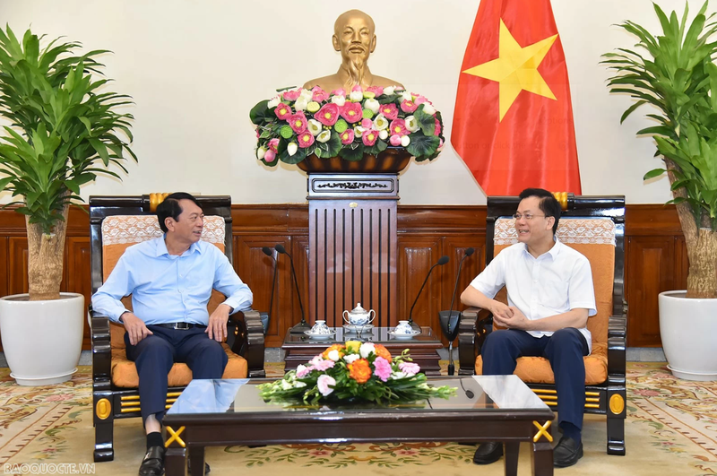 Le vice-ministre des Affaires étrangères Hà Kim Ngọc (à droite) et Hoàng Xuân Anh, président du Comité populaire de la province de Cao Bang. Photo: PCV