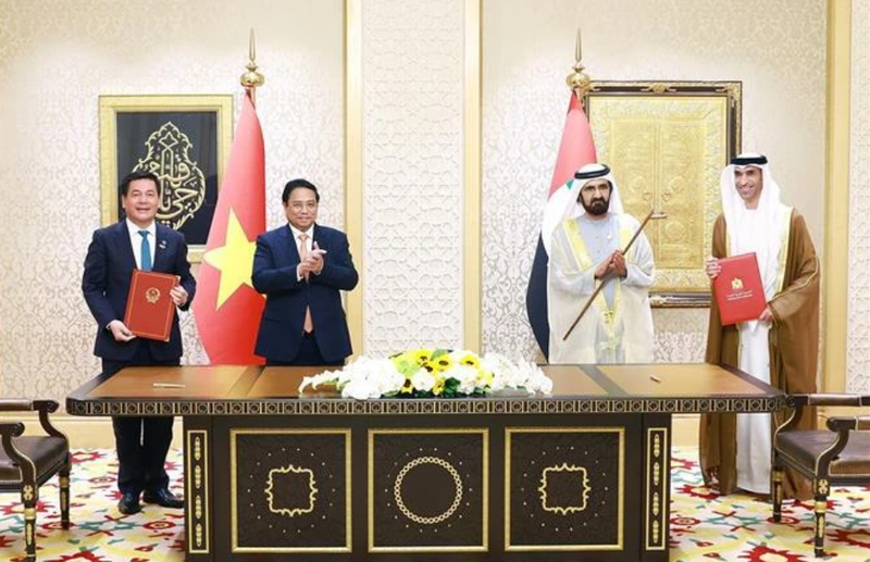 Le Premier ministre Pham Minh Chinh et le vice-président et Premier ministre émirati Cheikh Mohammed bin Rashid Al Maktoumont assistent à la signature du CEPA entre le Vietnam et les Émirats arabes unis. Photo : VNA.