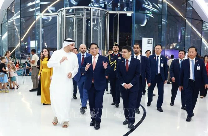 Le Premier ministre Pham Minh Chinh visitant le Musée du futur, un monument consacré aux démarches innovantes scientifiques et futuristes, situé dans le quartier financier Financial district de Dubaï, aux Émirats arabes unis. Photo : VNA.