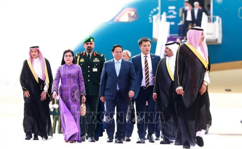 Le Premier ministre Pham Minh Chinh, son épouse et une délégation de haut niveau du Vietnam à l'aéroport international du Roi Khalid dans l'après-midi du 29 octobre (heure locale). Photo : VNA.