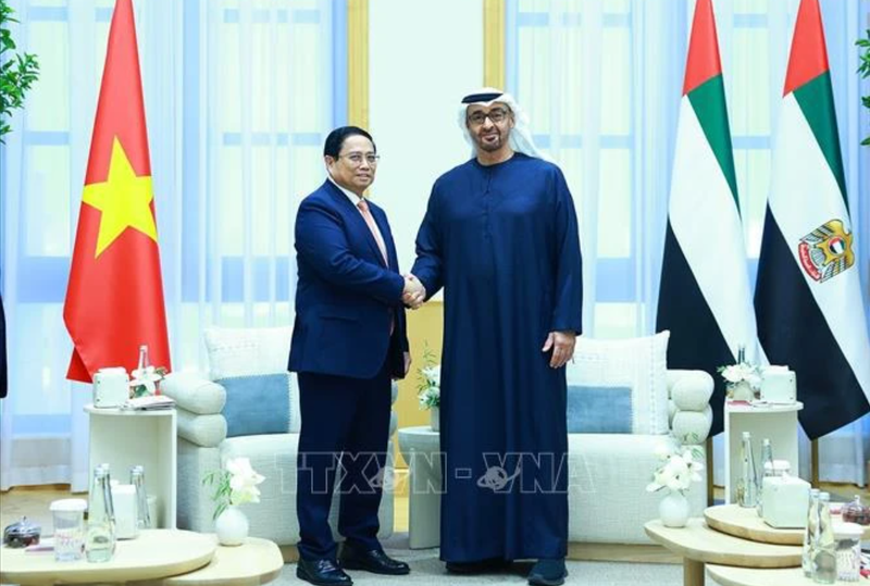 Le Premier ministre Pham Minh Chinh (à gauche) serre la main du président des Émirats arabes unis Mohamed bin Zayed Al Nahyan. Photo : VNA.