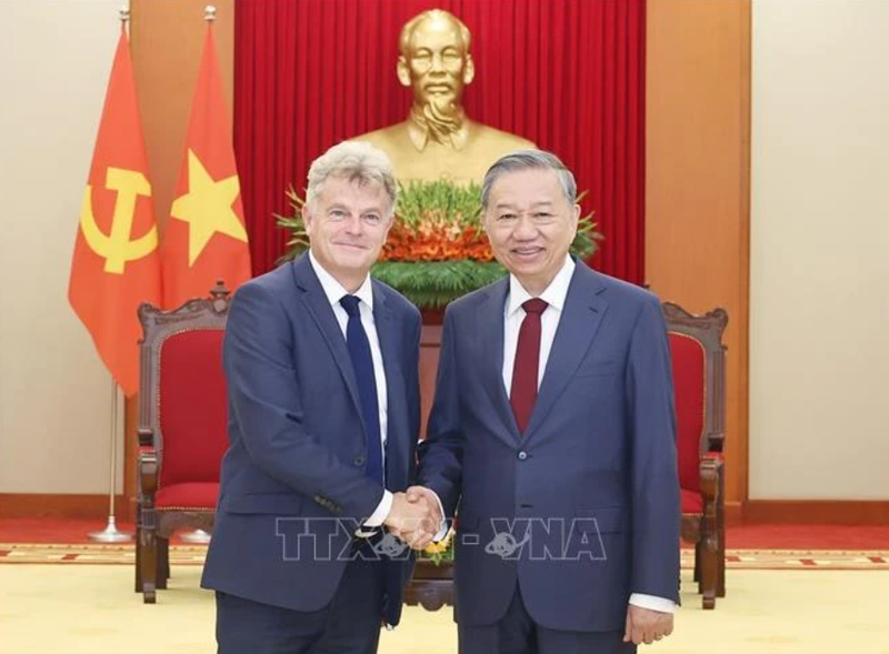 Le secrétaire général du Parti communiste du Vietnam, Tô Lâm (droite), et le secrétaire national du Parti communiste français, Fabien Roussel. Photo : VNA.