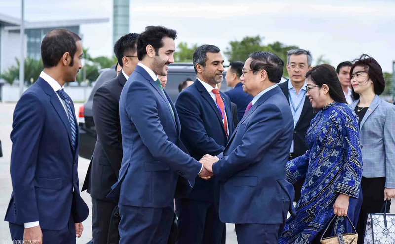 Le Premier ministre Pham Minh Chinh, son épouse et une délégation de haut rang du Vietnam ont quitté Hanoi dimanche matin 27 octobre pour effectuer des visites officielles aux Émirats arabes unis (EAU) et au Qatar. Photo: baoquocte