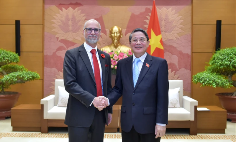 Le vice-président de l'Assemblée nationale Nguyen Duc Hai (droite) et l'ambassadeur du Canada au Vietnam Perry Shawn Steil. Phto : VNA.