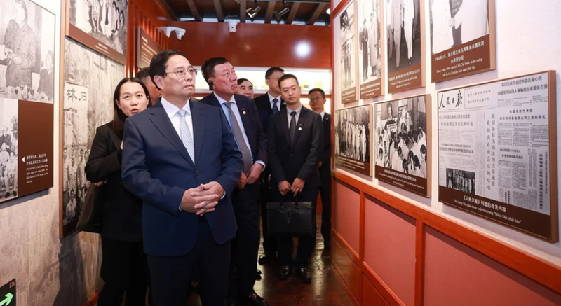 Le Premier ministre Pham Minh Chinh et son entourage ont offert des fleurs en hommage au président Ho Chi Minh sur un site commémoratif dédié au défunt dirigeant vietnamien dans la ville de Kunming. Photo : VNA: