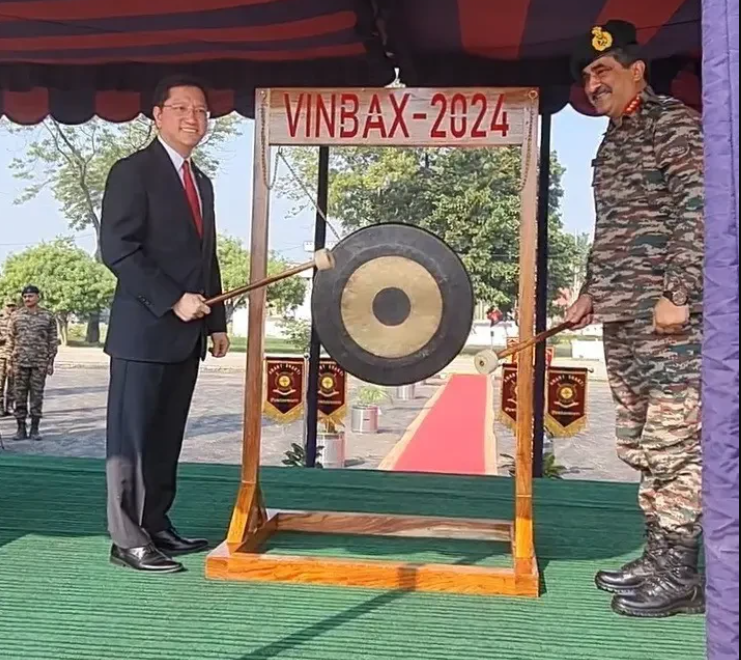 L'ambassadeur du Vietnam en Inde, Nguyên Thanh Hai et le général de division Rajesh Pushkar, commandant en chef du corps de Kharga coprésident la cérémonie d'ouverture du VINBAX 2024. Photo: VNA