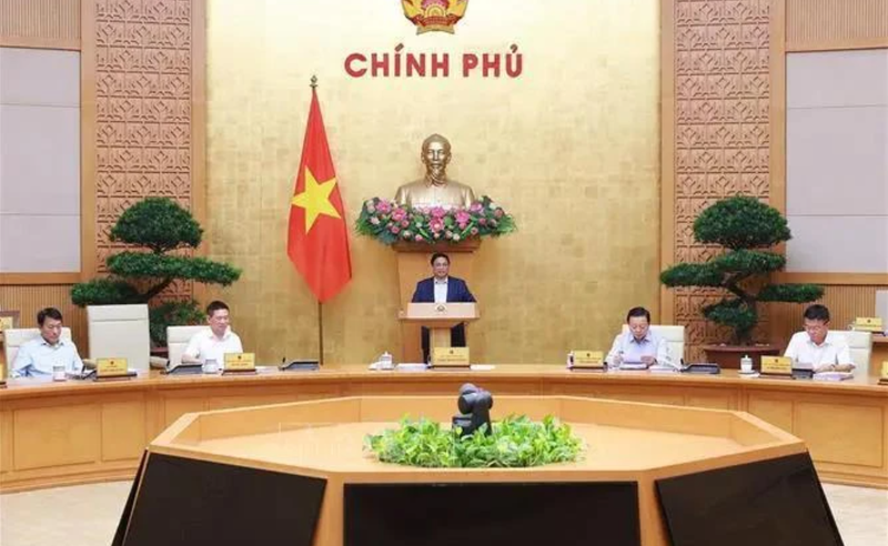 Le Premier ministre Pham Minh Chinh (centre) s’exprime lors de la réunion ordinaire du gouvernement, à Hanoi, le 9 novembre. Photo: VNA