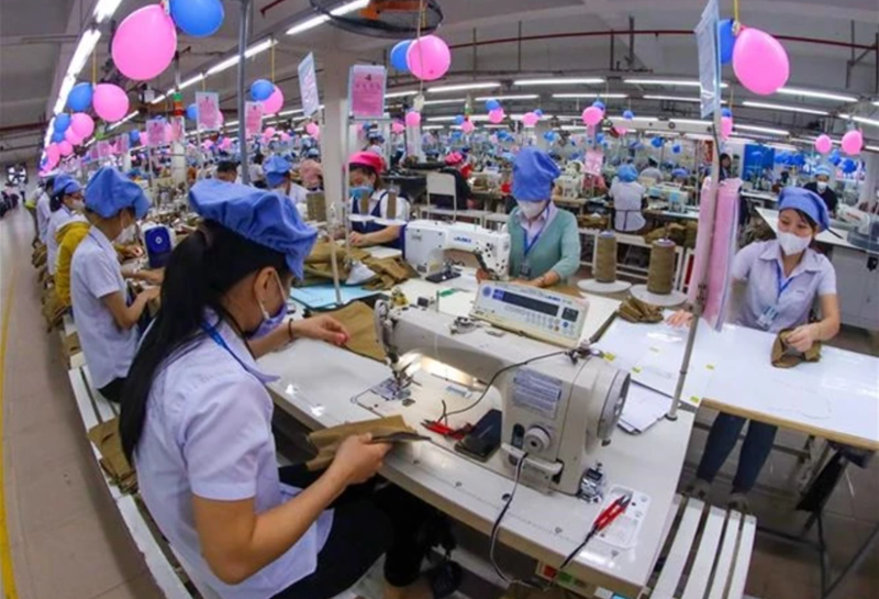 Des ouvriers au travail dans une entreprise de confection. Le taux de localisation de nombreux secteurs industriels clés, tels que l’habillement, est faible, dépendant fortement de l’importation de matières premières. Photo : VNA.