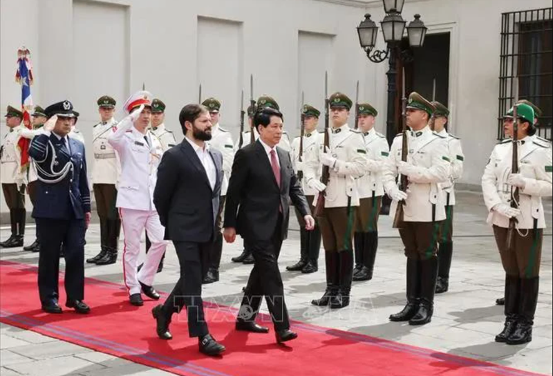 Le président vietnamien Luong Cuong et son homologue chilien Gabriel Boric Font inspectent la garde d'honneur lors de la cérémonie de bienvenue organisée en son honneur, à Santiago, le 11 novembre. Photo : VNA.