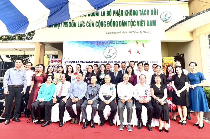 Lors de la cérémonie visant à féliciter des experts et intellectuels vietnamiens d'outre-mer pour leurs contributions significatives. Photo: thoidai