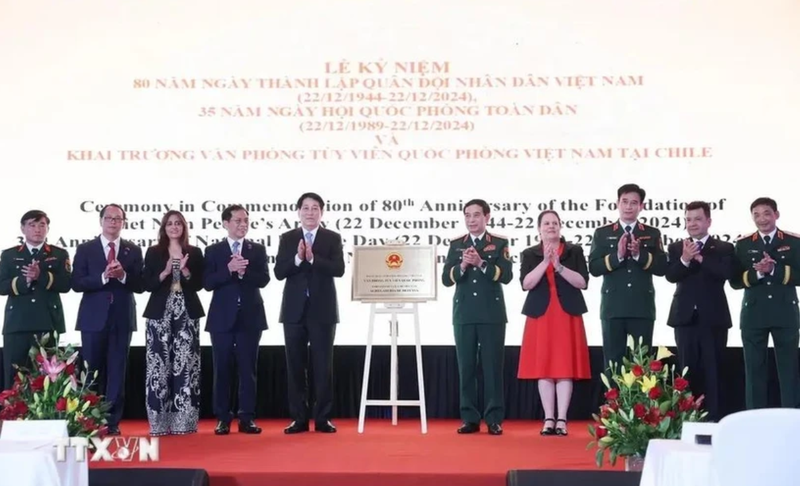 Le président Luong Cuong à la célébration des 80 ans de la fondation de l'Armée populaire vietnamienne au Chili. Photo : VNA