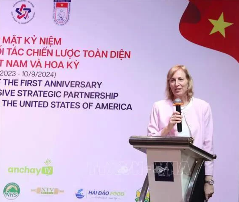 La consule générale des États-Unis à Hô Chi Minh-Ville, Susan Burns, s’exprime lors de l’événement, le 12 novembre. Photo : VNA