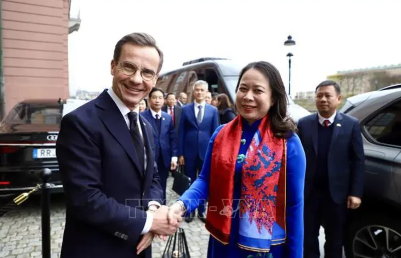 Le Premier ministre suédois Ulf Kristersson et la vice-présidente vietnamienne Vo Thi Anh Xuan. Photo : VNA.