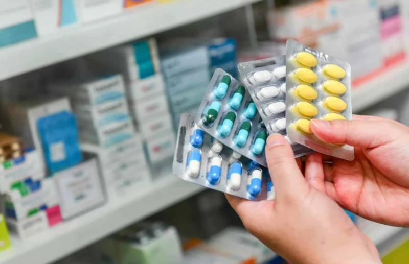 La surveillance et la gestion des établissements et des activités de vente au détail des médicaments sont de plus en plus strictes. Photo : Internet/VNA.