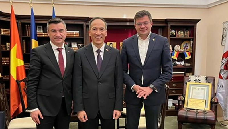 Le président de la province de Iasi, Costel Alexe et le maire de la ville de Iasi, Mihai Chirica ont reçu l'ambassadeur Do Duc Thanh (au milieu). Photo: baoquocte