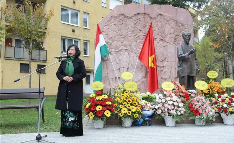 L'ambassadrice du Vietnam en Hongrie, Nguyen Thi Bich Thao, prend la parole lors de la cérémonie d'inauguration d’une partie élargie du parc abritant la statue du Président Ho Chi Minh à Zalaegerszeg. Photo: baoquocte