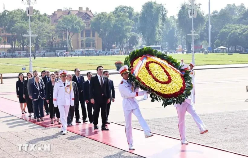 Le président de l'Assemblée nationale d'Arménie, Alen Simonyan, accompagné d'une délégation, rendent hommage au Président Ho Chi Minh en son mausolée à Hanoï. Photo : VNA