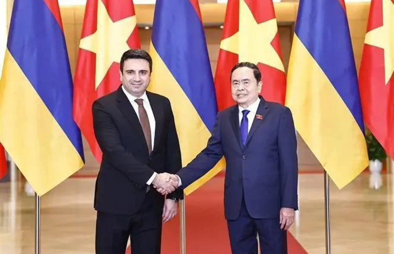 Le président de l'Assemblée nationale, Tran Thanh Man (droite), et son homologue arménien, Alen Simonyan. Photo: VNA