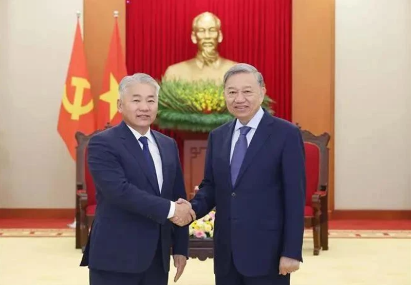 Le secrétaire général du PCV To Lam (droite) et Jadamba Enkhbayar, ministre mongol de l'Alimentation, de l'Agriculture et de l'Industrie légère. Photo : VNA