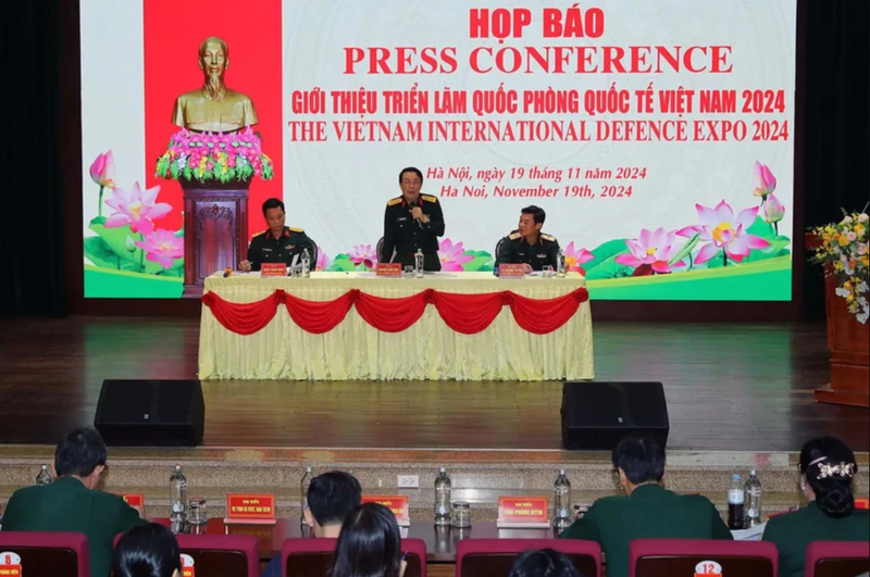 Lors de la conférence de presse organisée dans la matinée du 19 novembre par le ministère de la Défense, à Hanoï.. Photo : Journal Tin Tuc/VNA.