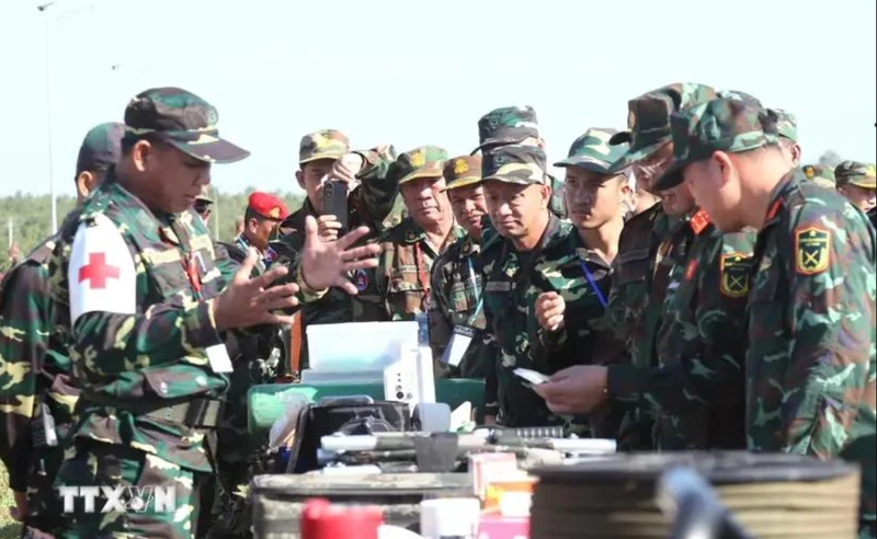 Les délégués visitent la zone d'exposition des équipements destinés aux opérations de sauvetage de l'Armée populaire lao. Photo: VNA