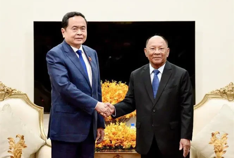 Le président de l'Assemblée nationale Tran Thanh Man (droite) et l'ancien président de l'AN cambodgienne Samdech Heng Samrin. Photo : VNA