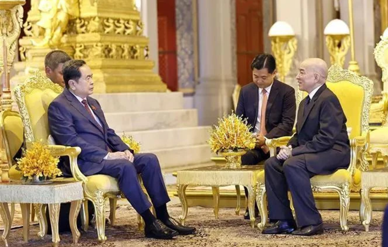 Le président de l'Assemblée nationale (AN) du Vietnam Trân Thanh Mân (à gauche) rend une visite de courtoisie au roi du Cambodge Norodom Sihamoni le 23 novembre, dans le cadre de sa visite officielle au Cambodge. Photo : VNA