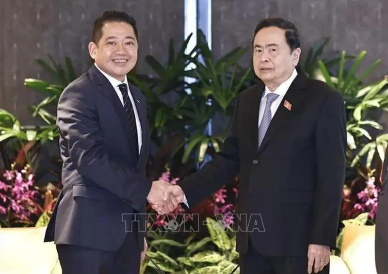 Le président de l'Assemblée nationale, Tran Thanh Man (droite), et Kevin Chng, directeur financier de Keppel. Photo : VNA.