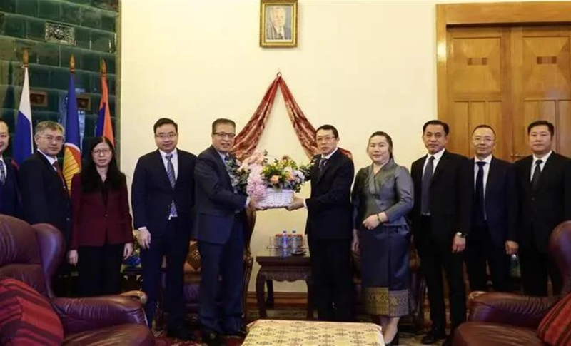 L'ambassadeur Dang Minh Khoi félicite l'ambassadeur du Laos à Moscou, Siphandone Oybuabuddy. Photo: VNA