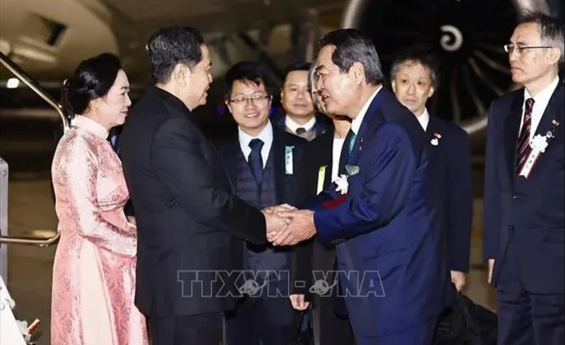 Le sénateur Makino a accueilli le président de l'Assemblée nationale Tran Thanh Man et son épouse à l'aéroport de Haneda. Photo : VNA.