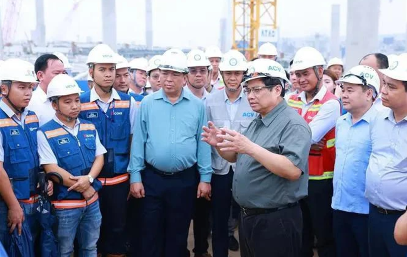 Le Premier ministre Pham Minh Chinh assigne des tâches aux parties prenantes sur le chantier du projet d’aéroport international de Long Thành. Photo : VNA.