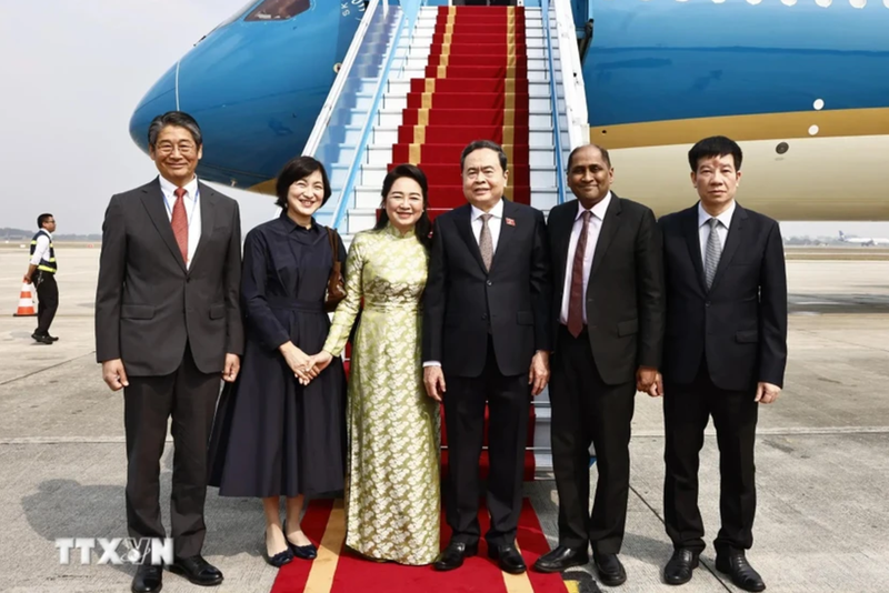 L’ambassadeur de Singapour Jaya Ratnam et l’ambassadeur du Japon Ito Naoki font leurs adieux au président de l’Assemblée nationale Trân Thanh Mân (troisième à droite) et à son épouse avant leur départ pour Singapour et le Japon, à Hanoi, le 1er décembre. Photo : VNA