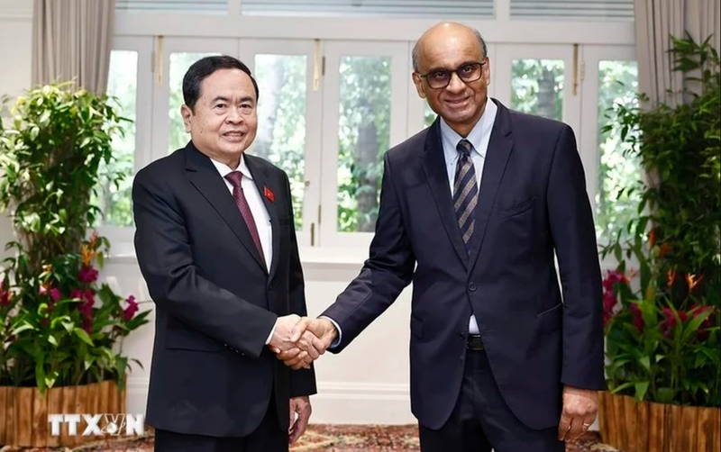 Le président de l'Assemblée nationale du Vietnam, Tran Thanh Man (gauche), et le président singapourien Tharman Shanmugaratnam. Photo : VNA.