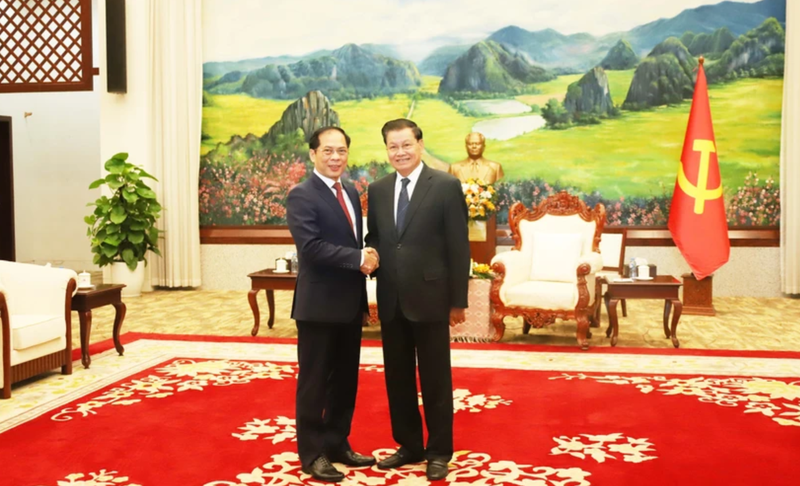 Le vice-Premier ministre vietnamien et ministre des Affaires étrangères Bui Thanh Son (à gauche) et le secrétaire général du Parti populaire révolutionnaire lao et président lao Thongloun Sisoulith, à Vientiane, le 17 décembre. Photo : VNA.